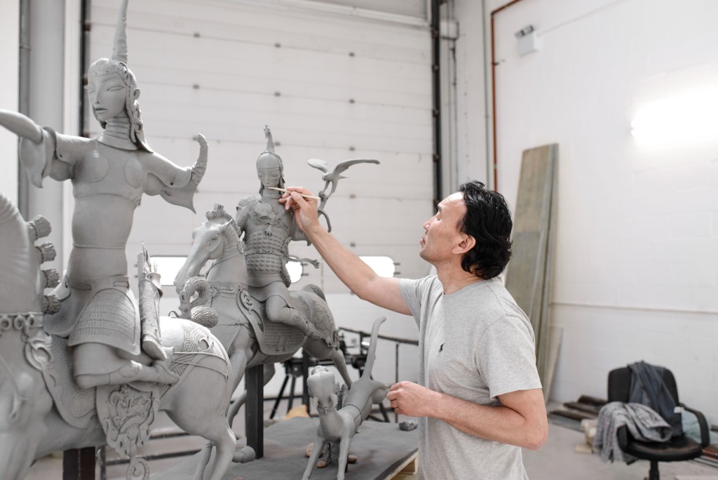 著名雕塑家達西．那姆達科夫（Dashi Namdakov）來自俄羅斯東南面外貝加爾湖的布里亞特共和國。