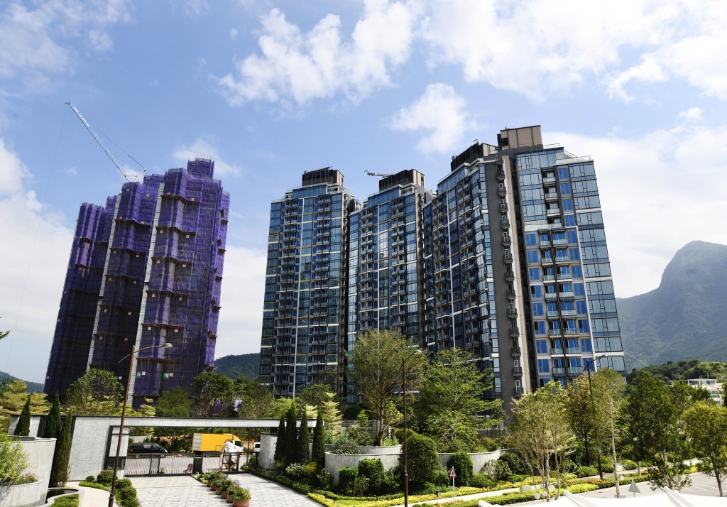 除吸引老牌家族外，多個新盤都錄大手客連環入市，其中近日熱銷的新地西沙SIERRA SEA 2A期於首兩輪銷售中共錄約50組買家選購3伙或以上。