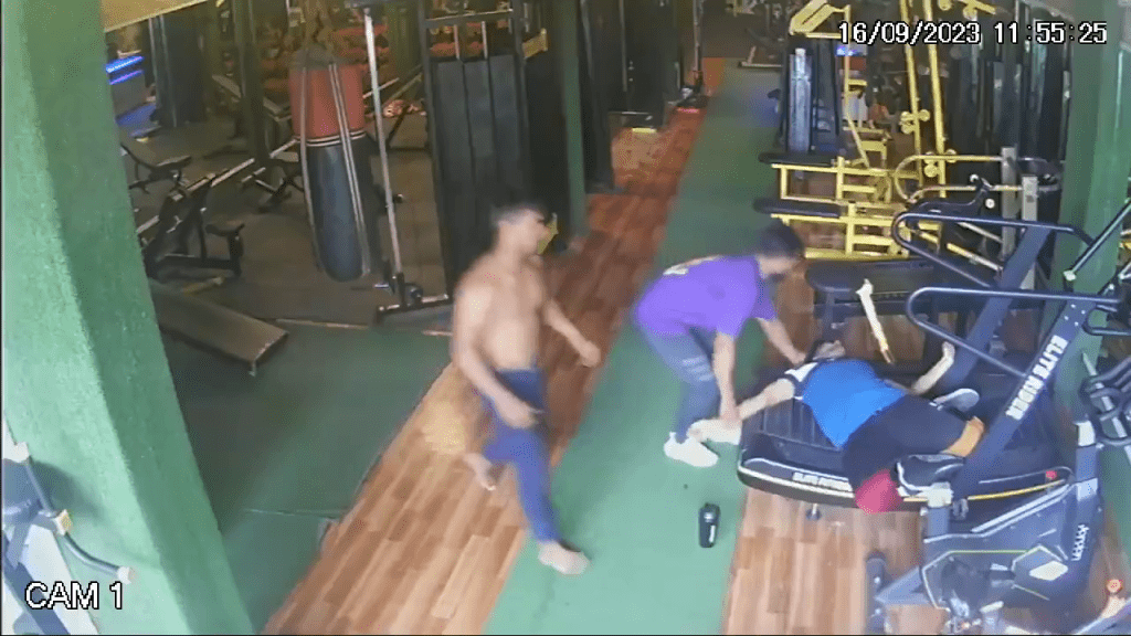 健身室内两名男子见状马上前来察看，并试图将他扶起来。