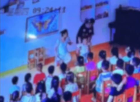湖南有兩名幼師涉嫌虐童被拘留。新京報
