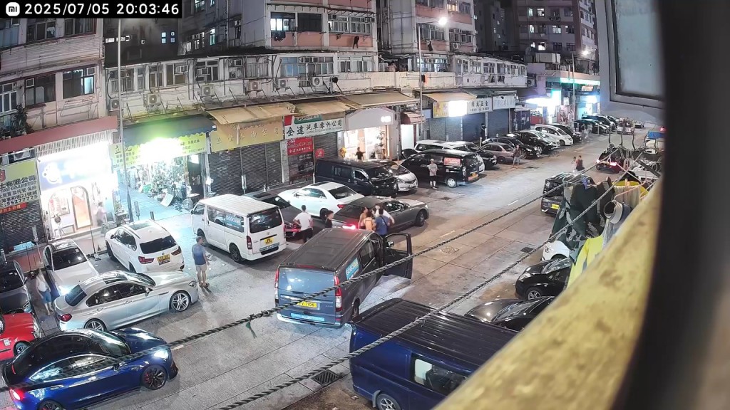 雙方爆發罵戰。 雙方爆發罵戰。