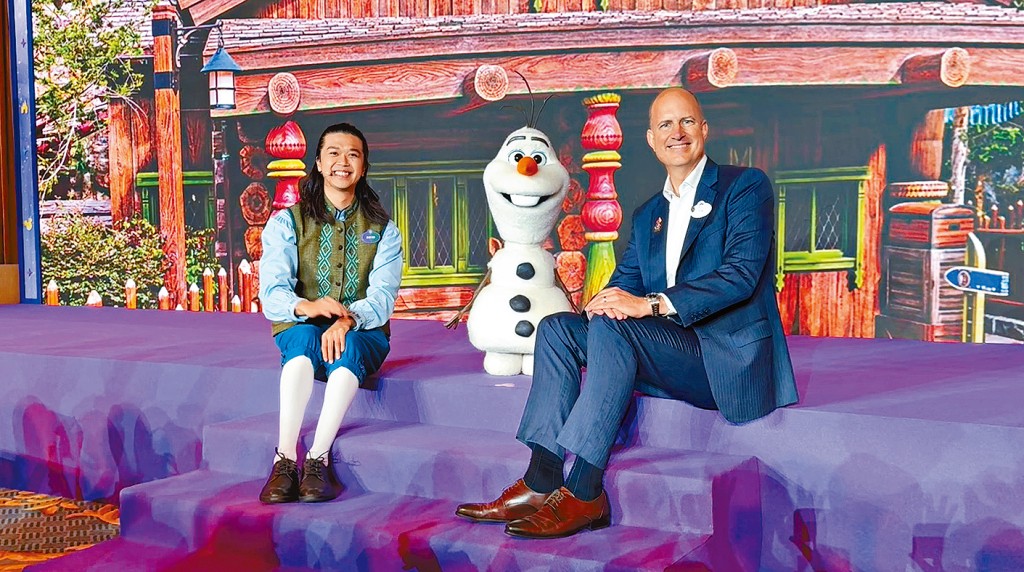 施保添（右）与Olaf（中）一同合照。