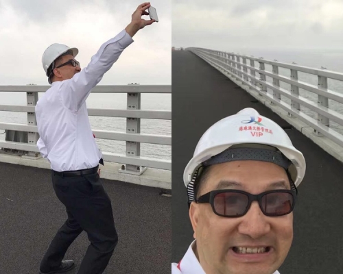 譚志源興奮大玩自拍。