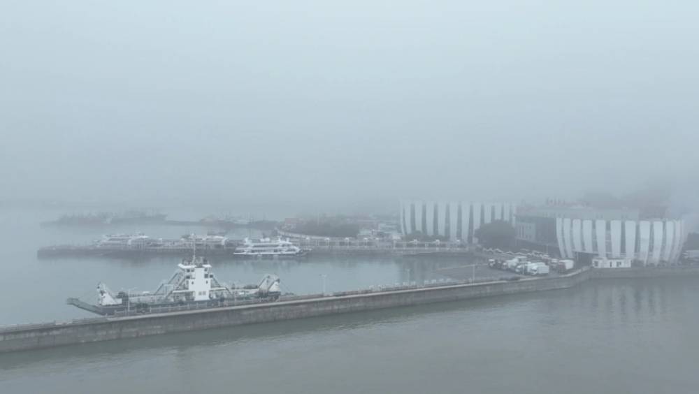 福建沿海出現大霧天氣，多地港區海域能見度不足1000米。 澎湃新聞