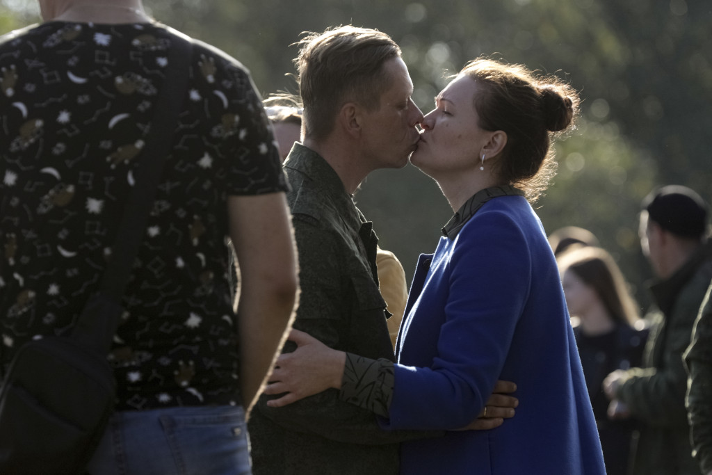 俄羅斯新兵在火車站前吻別妻子。AP