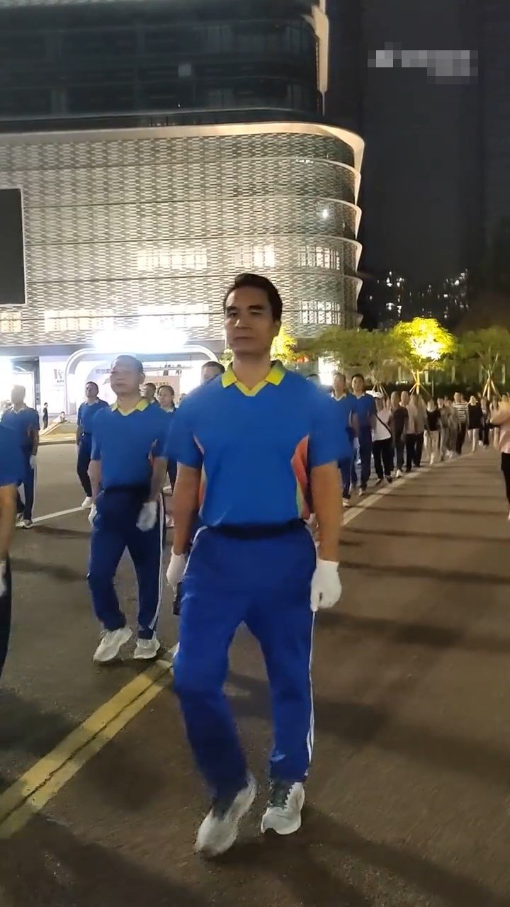 “徒步队”穿上整齐制服步操。微博
