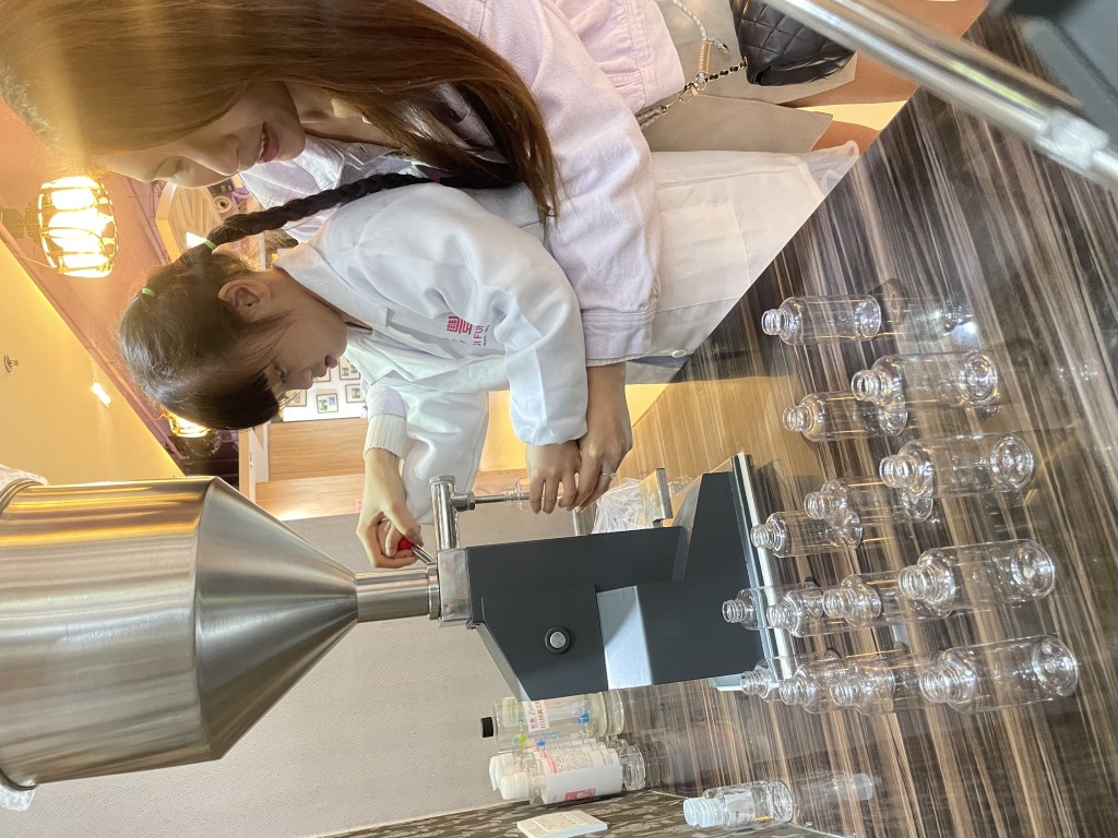 各位小小配方師，快快穿上白袍和頭套裝備， 一起DIY調配沐浴露喇！（圖片來源：彩豐）