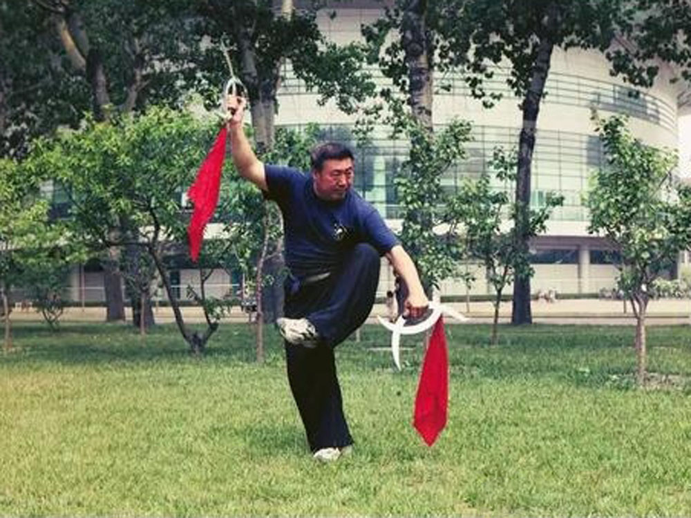 中國傳統武器「八卦子午鴛鴦鉞」。