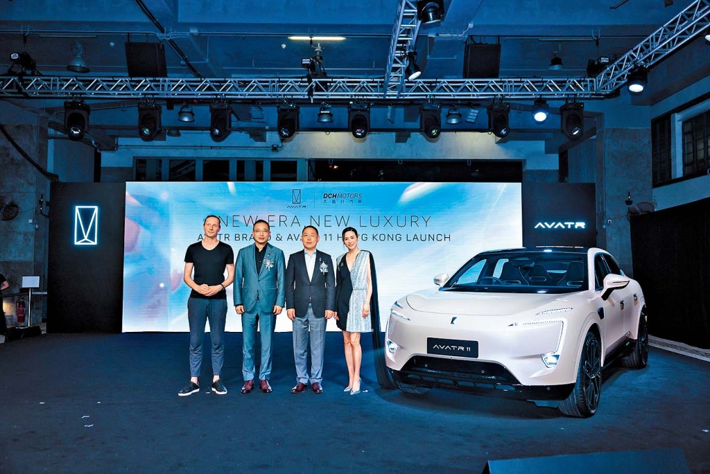 長安汽車東南亞事業部總經理沈興華先生（右二）、大昌行集團董事兼汽車及遊艇業務主管李晨迪先生（左二）、AVATR 內飾設計總監Maksymilian Nawka（左一）、藝人宣萱（右一）出席發佈會。