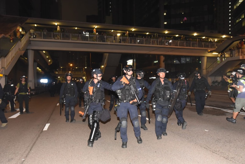 大批警員到場增援