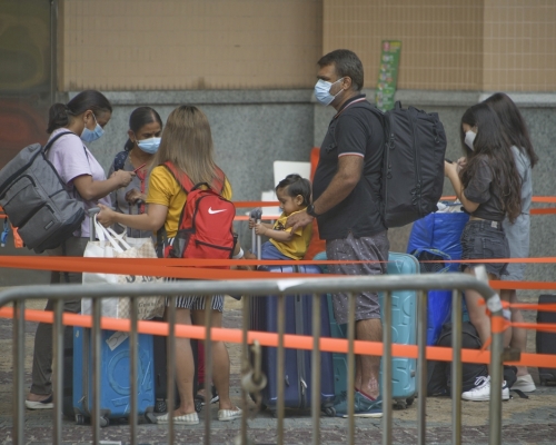 港府正研究調整已完成接種兩劑疫苗的市民檢疫日數減至7日。資料圖片
