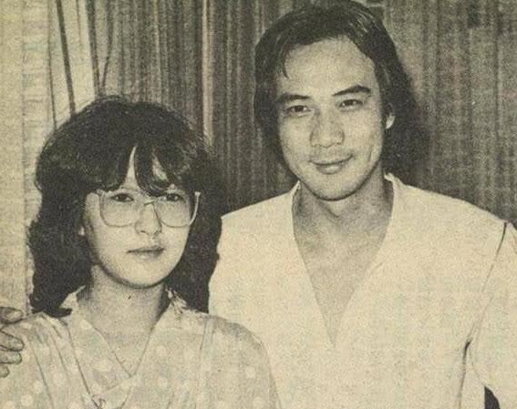 1983年因拍戲戀上有婦之夫徐少強而誤做「小三」。