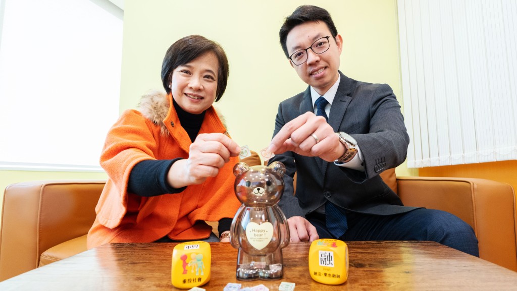許淑嫻（左）形容，人與人之間的關係就像「錢罌入錢」一樣，平日做好儲蓄，建立良好關係。右為麥嘉熙。