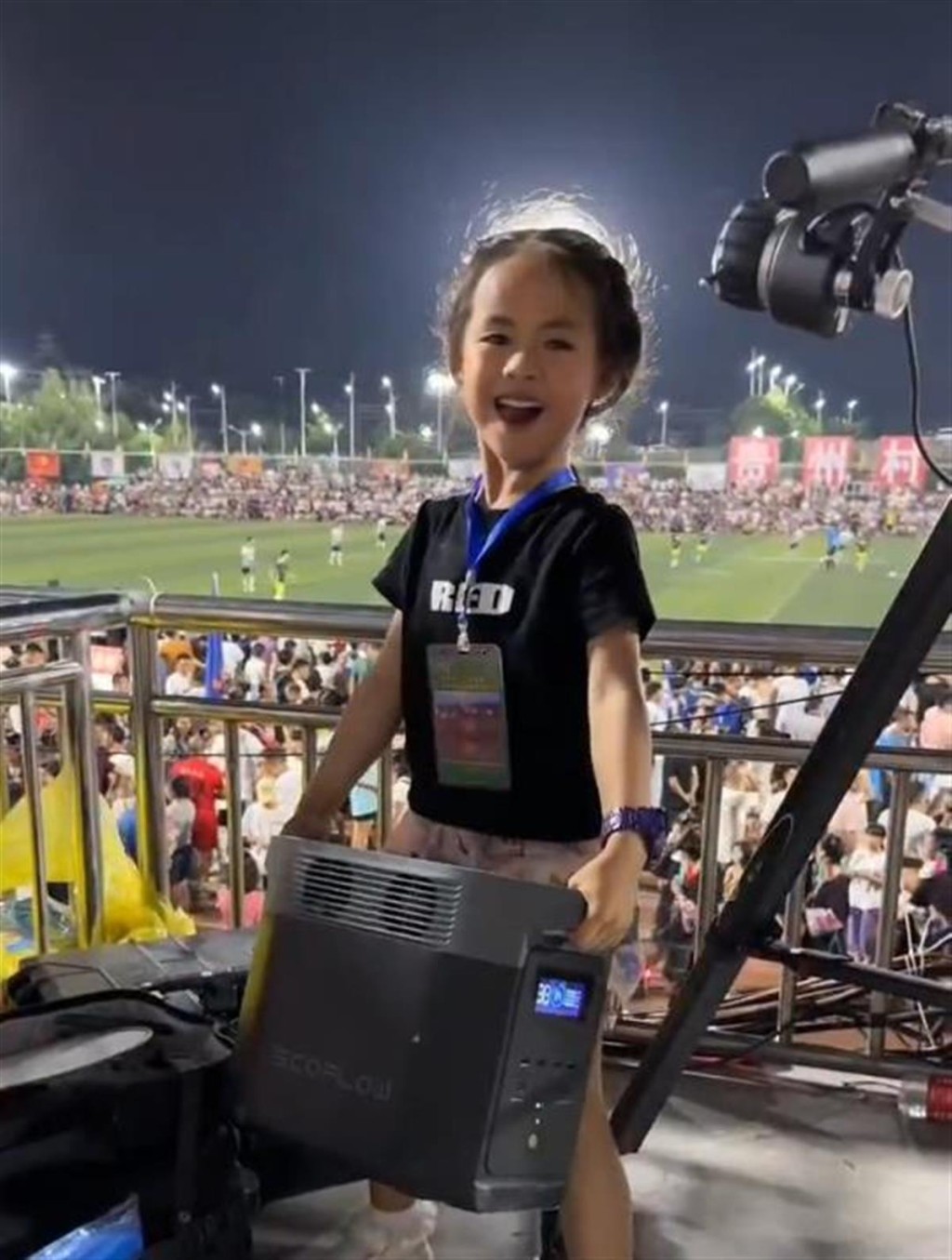 5歲的萌萌是貴州「村BA」賽場上「正規」持證直播員。