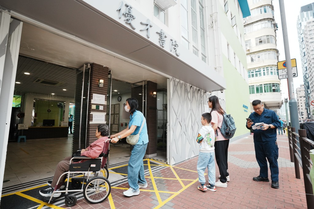 截至晚上10時30分，地方直選有近130萬人投票。