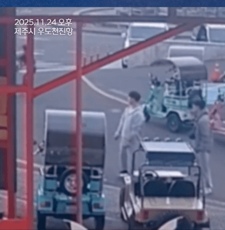 監視器拍到,多名路人目擊休旅車失控狂衝。X@mbcnews畫面截圖 監視器拍到,多名路人目擊休旅車失控狂衝。X@mbcnews畫面截圖