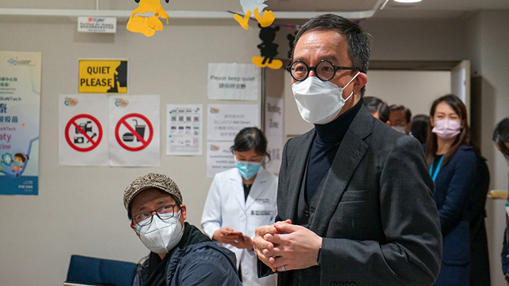 香港大學醫學院院長梁卓偉今日到場視察。