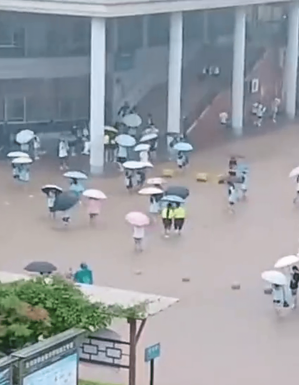 广西钦州暴雨，水浸严重，行人寸步难行。