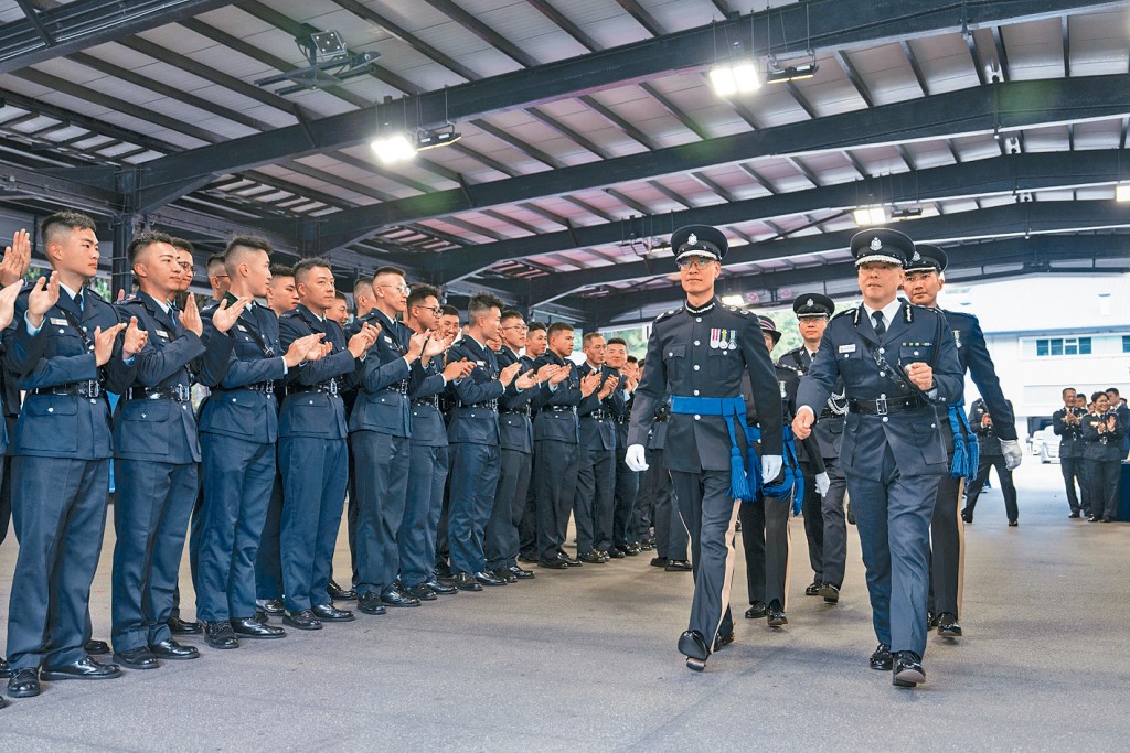 警務處處長周一鳴（前排右一）及警務處副處長（行動）葉雲龍（前排右二）出席警察學院結業會操。