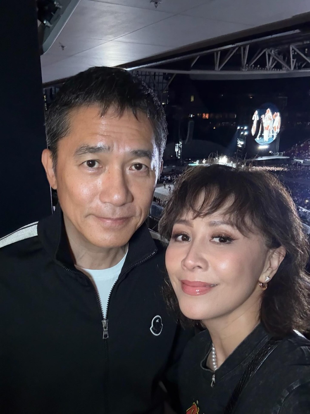 劉嘉玲與梁朝偉拍拖於包廂睇Coldplay尾場演唱會。 劉嘉玲與梁朝偉拍拖於包廂睇Coldplay尾場演唱會。