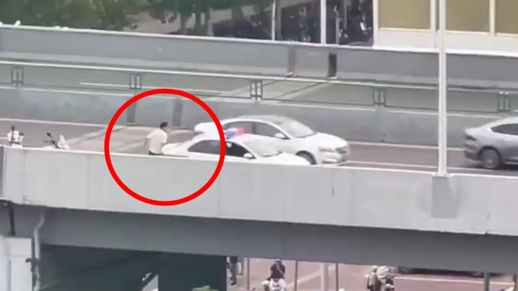 網傳影片所見，男子走上警車然後駛走。網上影片