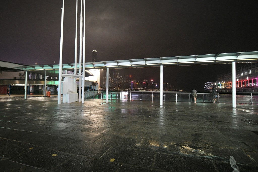 尖沙咀天星碼頭吹起陣陣強風，下着微微細雨。