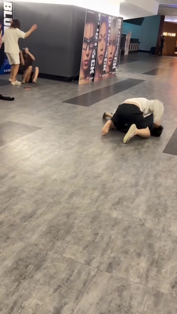 看電影手機未關靜音，兩對情侶散場開打。 threads