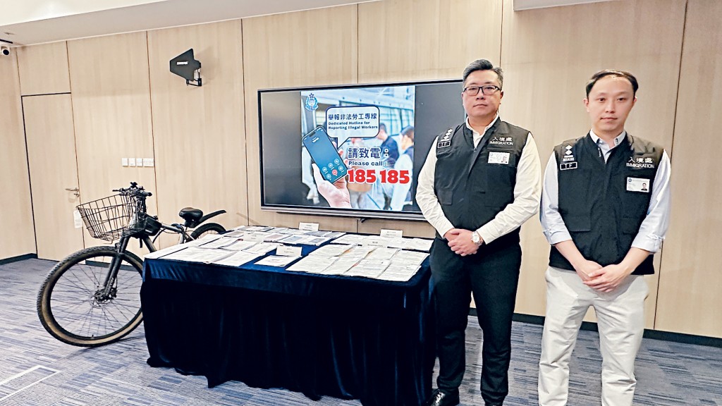 入境處特遣隊指揮官李烱超（左）講述案情。