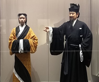 东汉文官著装和西汉前期女性装扮。