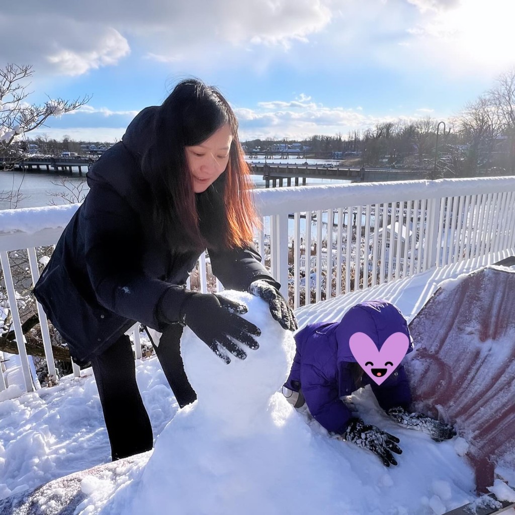 陈法拉与囡囡「小米妮」一齐砌雪人，更以素颜出镜。