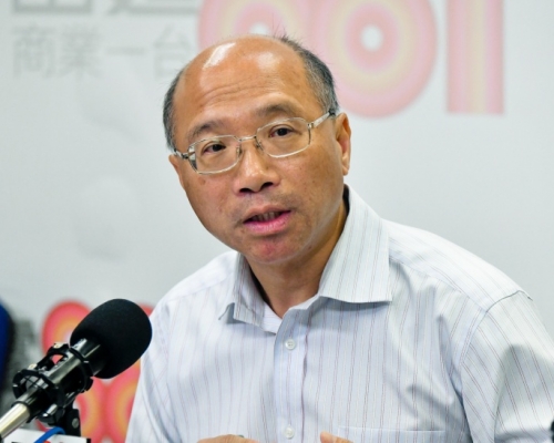 鄧振強指教育局要求全港中學明早上報學生戴口罩數字。