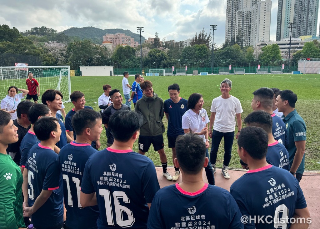海关男子足球队于鲲鹏杯7人足球赛，助理关长吴洁贞到场打气。海关FB