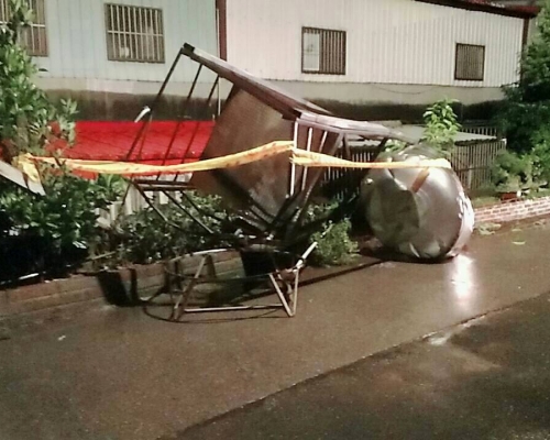 新北市整座水塔倒向路面。網上圖片