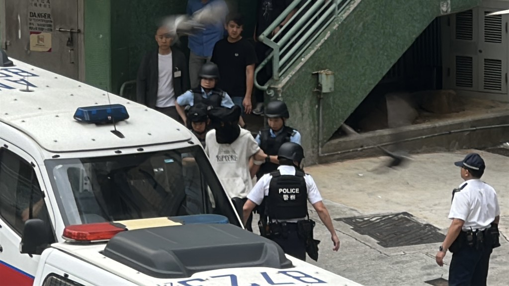 疑犯被押上警車。劉漢權攝