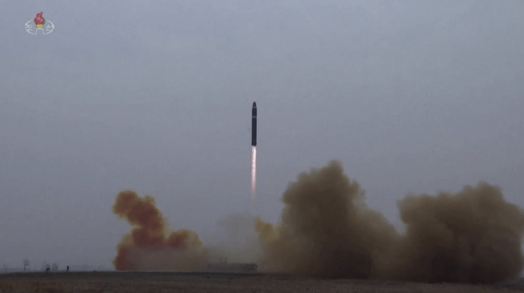 據朝中社報道,導彈於昨日(28日)成功試射,垂直發射後沿預定軌道飛行約7800秒(約2小時10分鐘)並精準擊中目標。路透社資料圖片 據朝中社報道,導彈於昨日(28日)成功試射,垂直發射後沿預定軌道飛行約7800秒(約2小時10分鐘)並精準擊中目標。路透社資料圖片