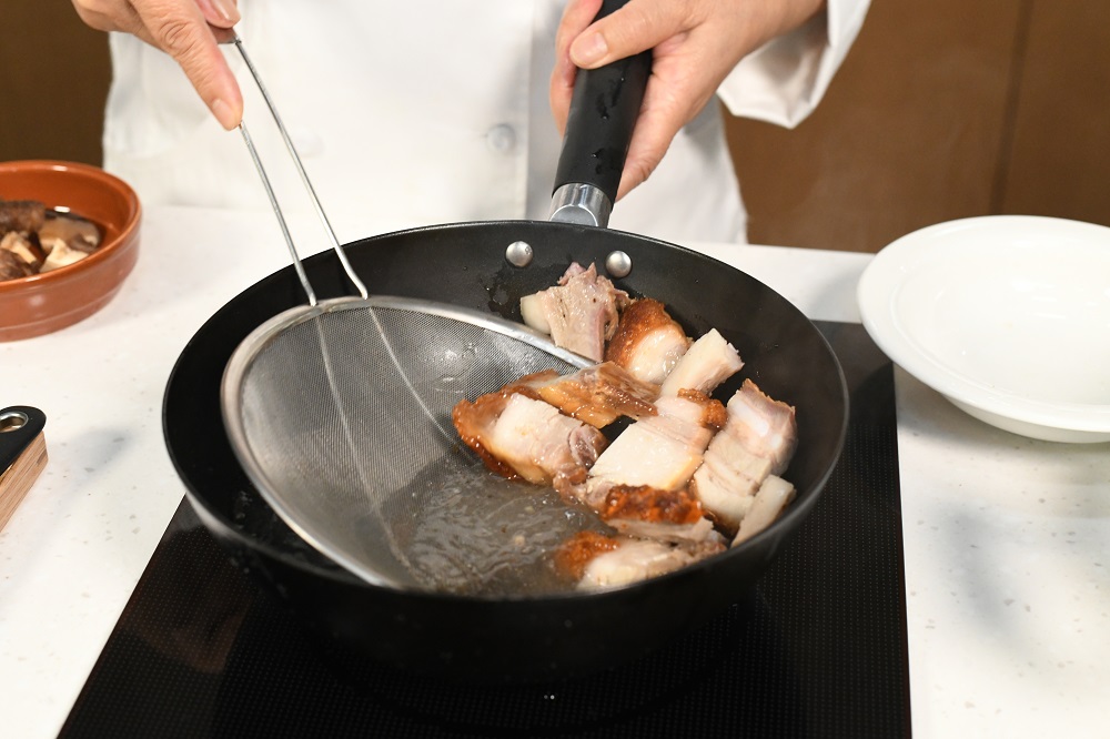 火腩汆水可去多餘油分。