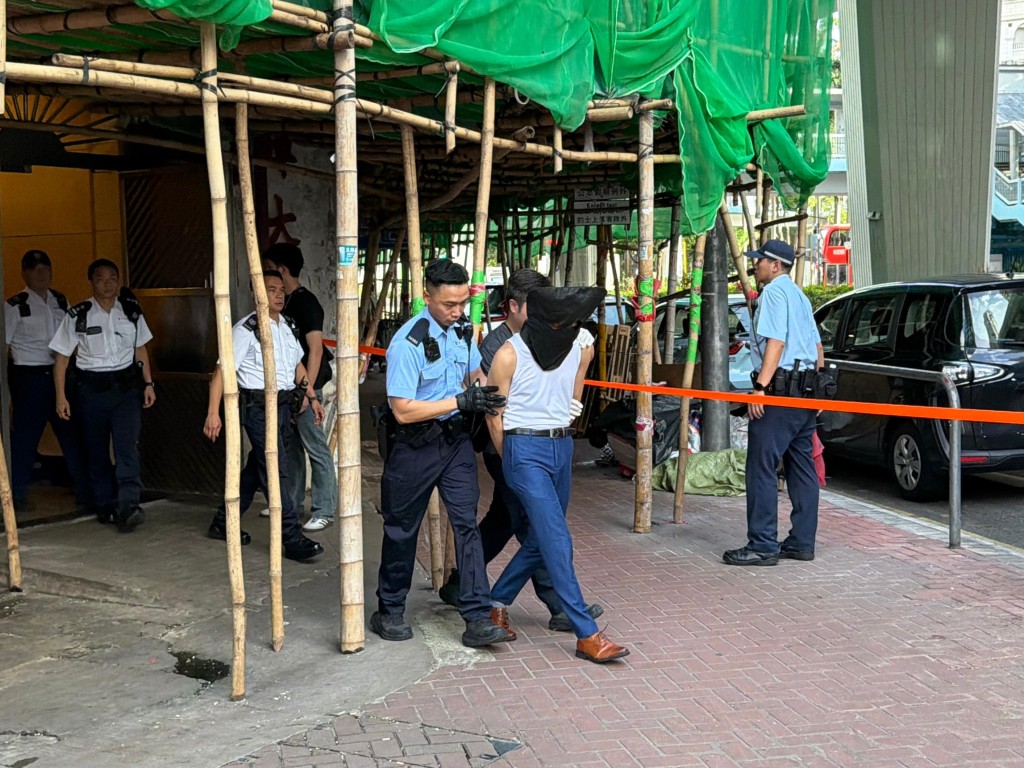 警方帶走兩名黑布蒙頭疑犯。曾志恆攝 警方帶走兩名黑布蒙頭疑犯。曾志恆攝