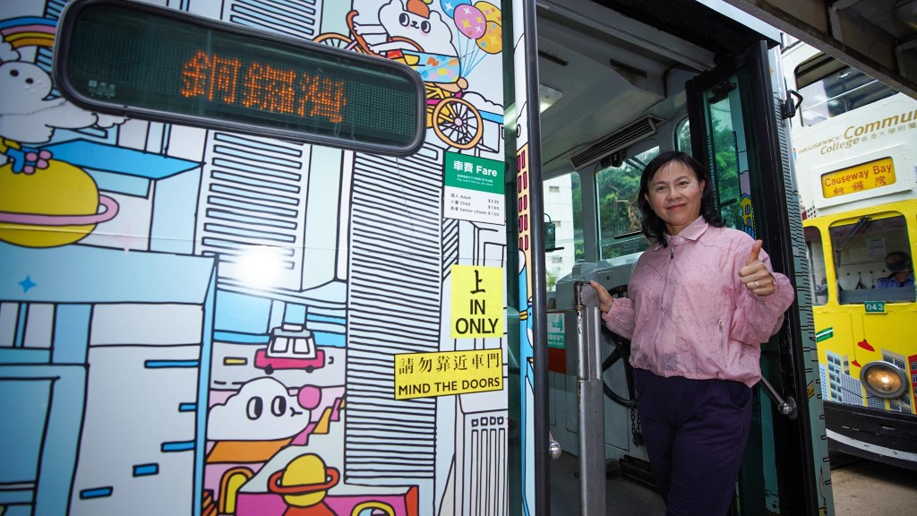 陳美寶與立法會議員易志明、姚柏良、陳紹雄,以及香港電車的董事總經理戴弘博Paul Tirvaudey一起搭乘電車。陳美寶FB圖片 陳美寶與立法會議員易志明、姚柏良、陳紹雄,以及香港電車的董事總經理戴弘博Paul Tirvaudey一起搭乘電車。陳美寶FB圖片