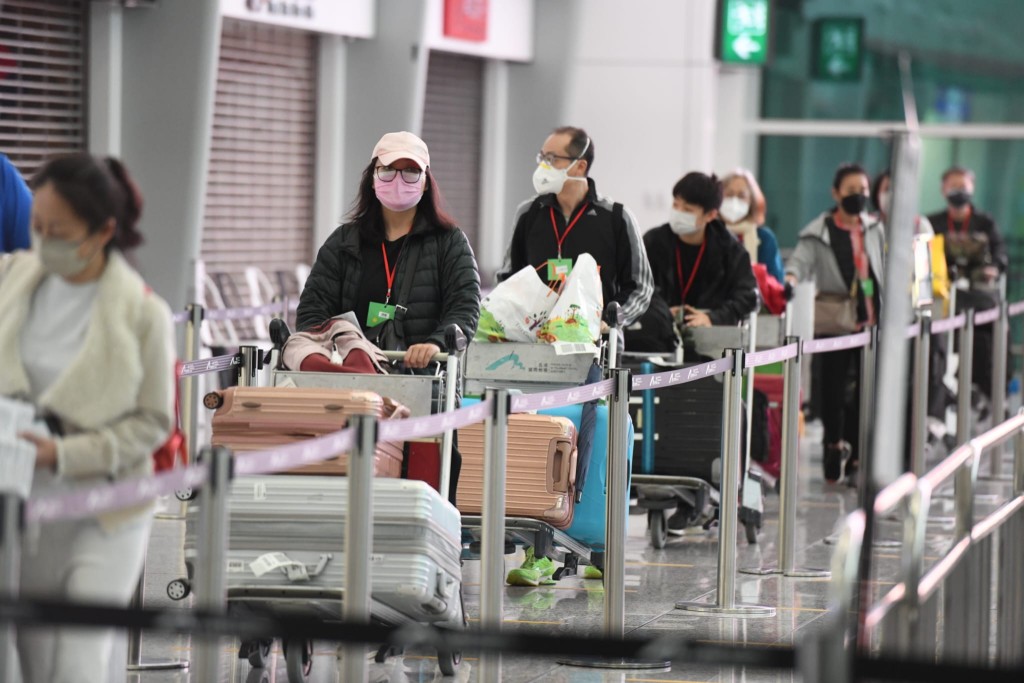 今早有香港居民陸續乘機返港。