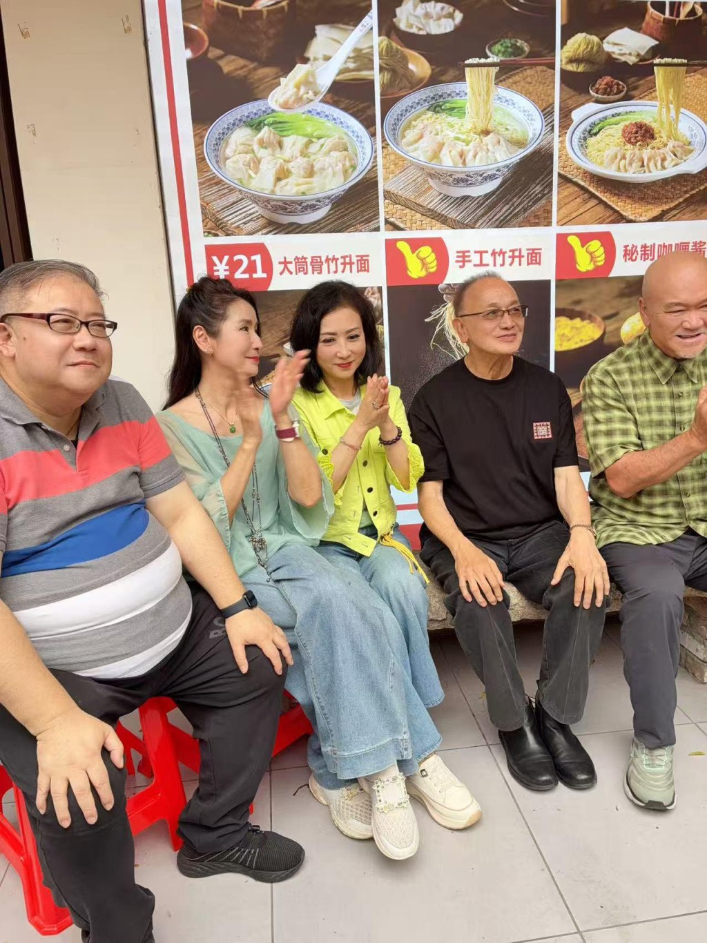 曹查理退休後消失了一段日子。 曹查理退休後消失了一段日子。