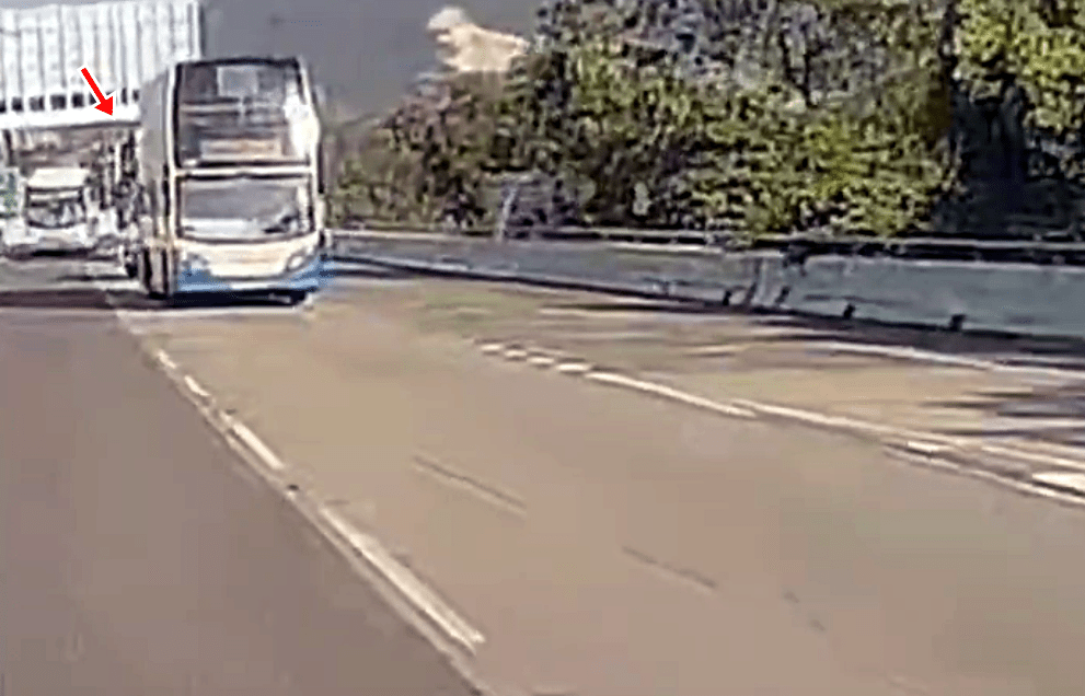 涉事B3X城巴駛至直撼過來。(影片頻道「沿圖有理」提供)
