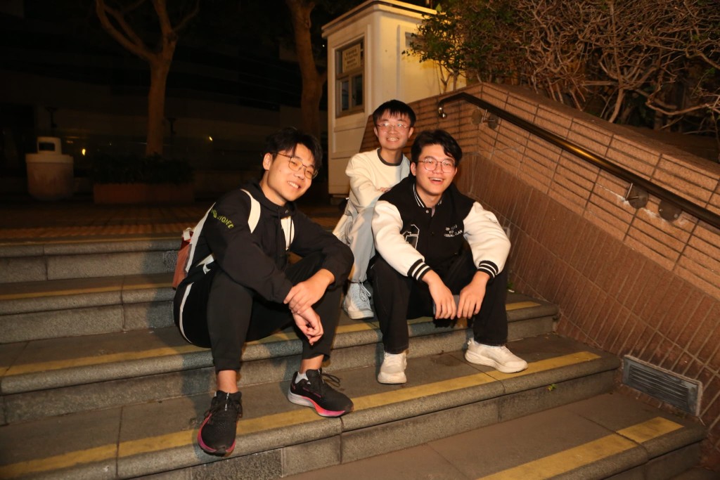 見義勇為向墮海女事主拋救生圈的3名來自深圳大學的男學生。