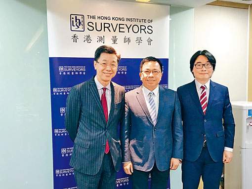 ■香港测量师学会向政府提出六大建议增供应。左为刘振江、中为何巨业、右为林家辉。