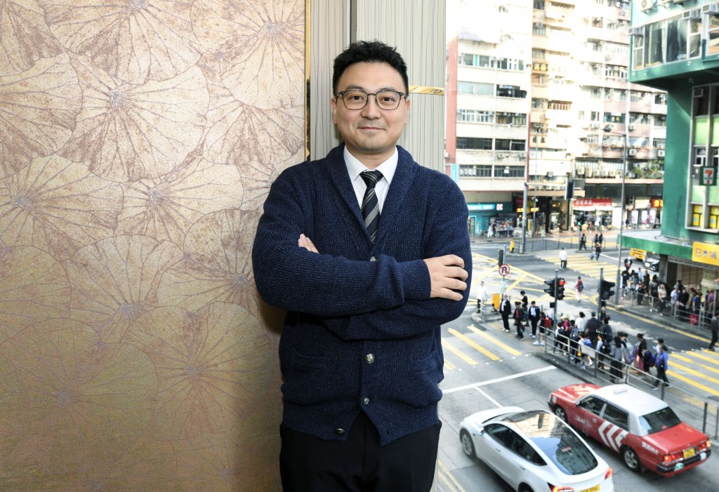 立法會大會今早（7日）續會，辯論由飲食界梁進提出「推動旅遊+飲食」的無約束力議員議案。