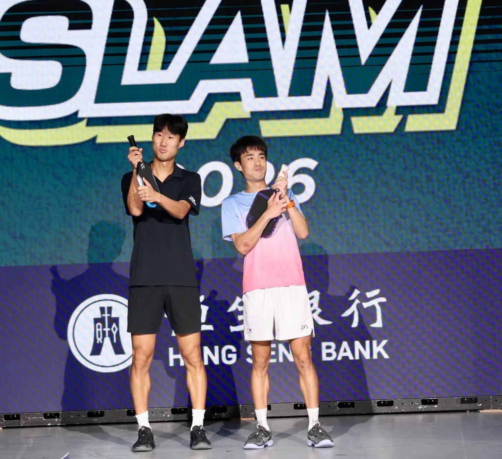 王康杰（右）及拍档金应权（左）一心复仇，出场时以揸“机关枪”手势壮行色，可惜事与愿违。徐嘉华摄