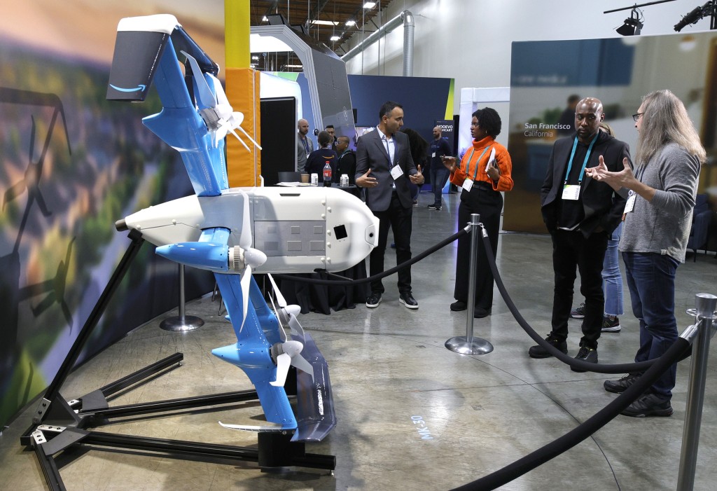 亚马逊推出能在更极端天气中运作的新送货无人机MK30。美联社
