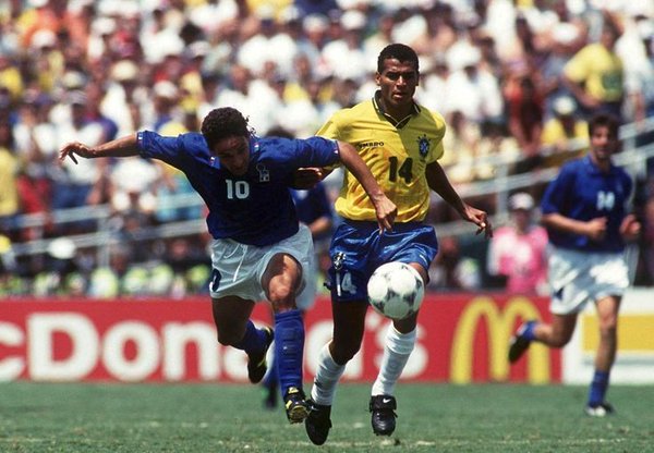 卡富(上圖右)1994年作為當年巴西超新星右閘，他在國家隊也要屈居另一殿堂人物佐真奴(下圖)之下。