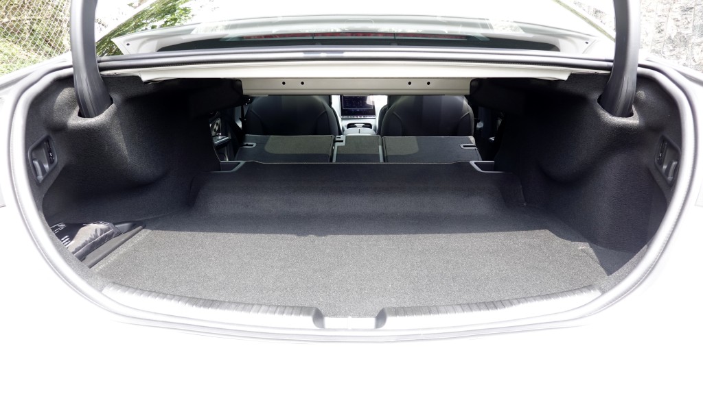 平治Mercedes-AMG C63 S E-Performance覆摺後座椅背可擴展近倍儲物量