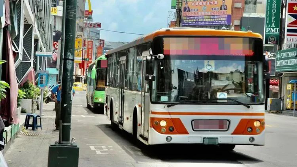 台中巴士司機辱罵長者,港女抱不平被開車撞及毆打,市府將調查。網圖