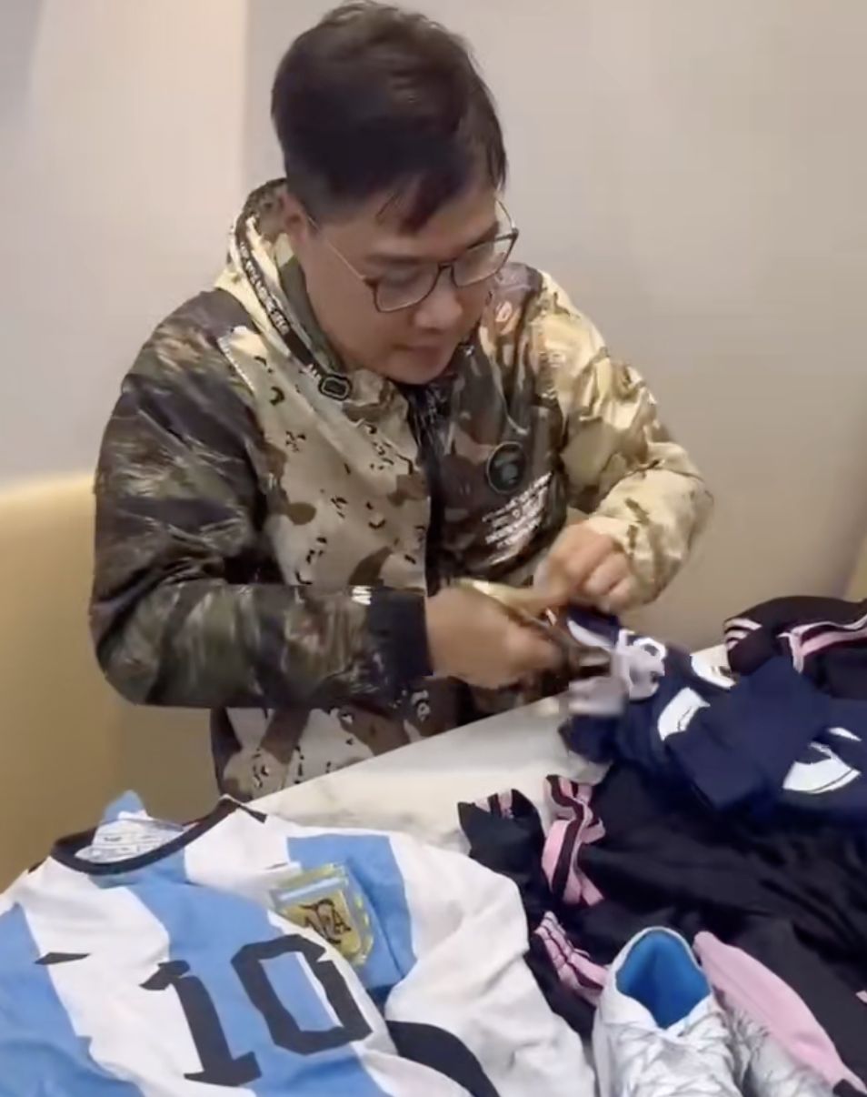 香港也有球迷剪爛美斯球衣。